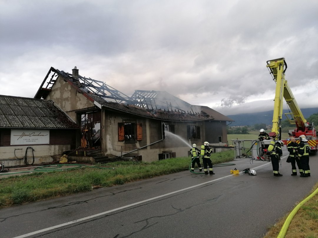 Pour permettre aux pompiers d'intervenir, la route a été fermée entre Cottens et Sévery.