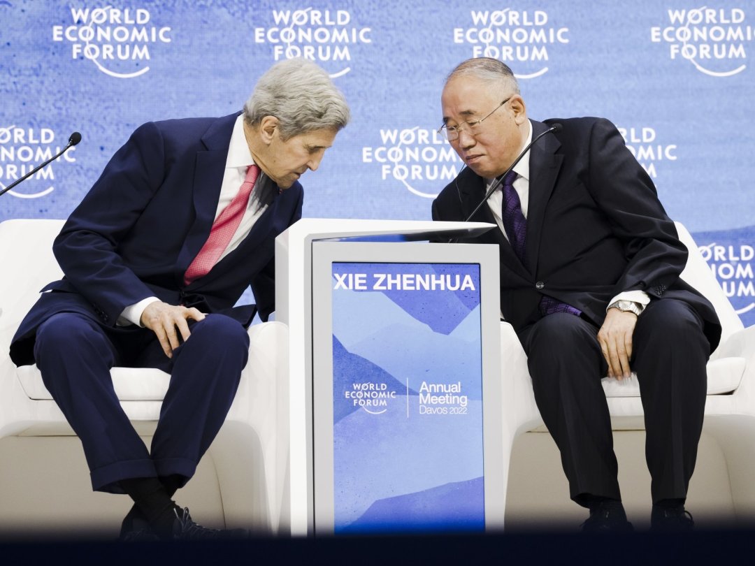 John F. Kerry, envoyé spécial du président des Etats-Unis pour le climat, à gauche, et Xie Zhenhua, envoyé spécial de la République populaire de Chine pour le changement climatique, hier lors de la 51e réunion annuelle du Forum économique mondial.