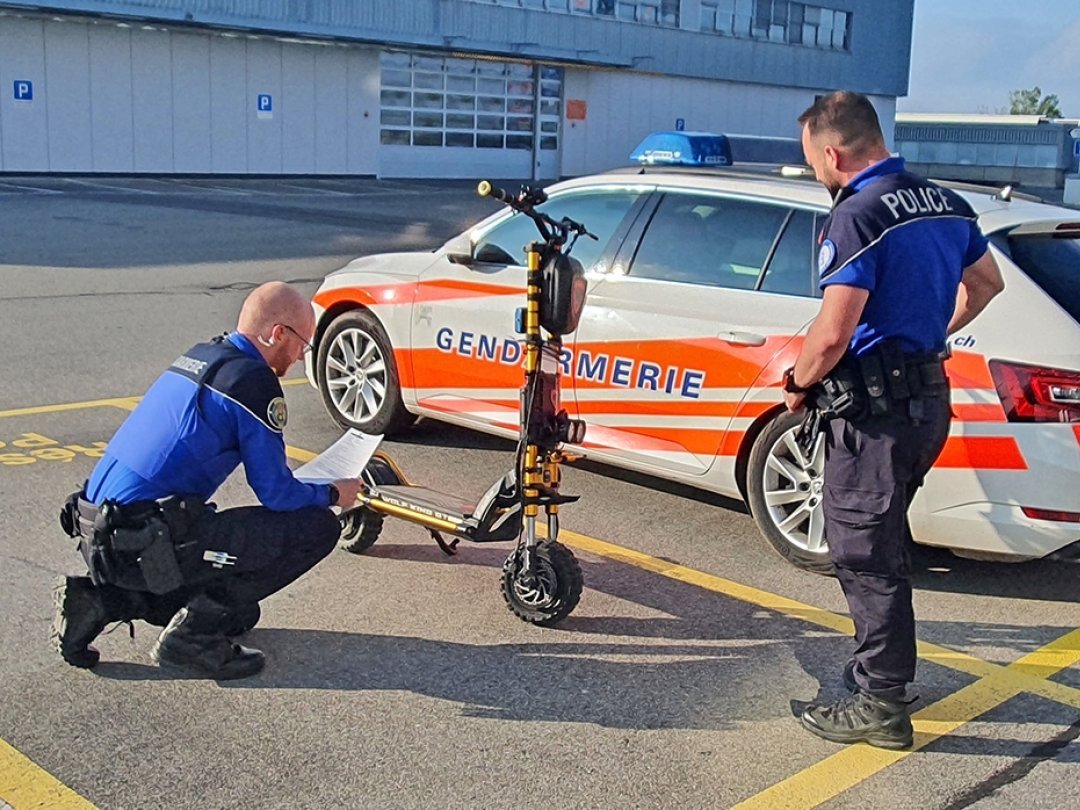 La police a confisqué la trottinette électrique.