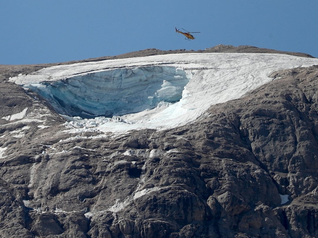 Le glacier de la Marmolada est le plus étendu de la chaîne de montagnes. Etant jugé dangereux pour les secouristes à pied, des hélicoptères et des drones survolent le glacier.