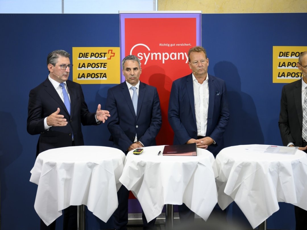 Mardi, Roberto Cirillo, Michael Willer, Thomas Baur et Carlo Vegetti ont tenu une conférence devant les médias à Bienne, dans la première filiale de La Poste nouvellement équipée.