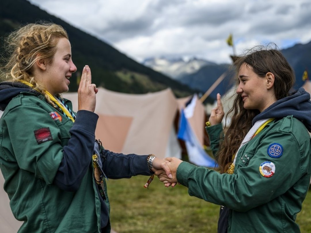 Le signe du salut scout.