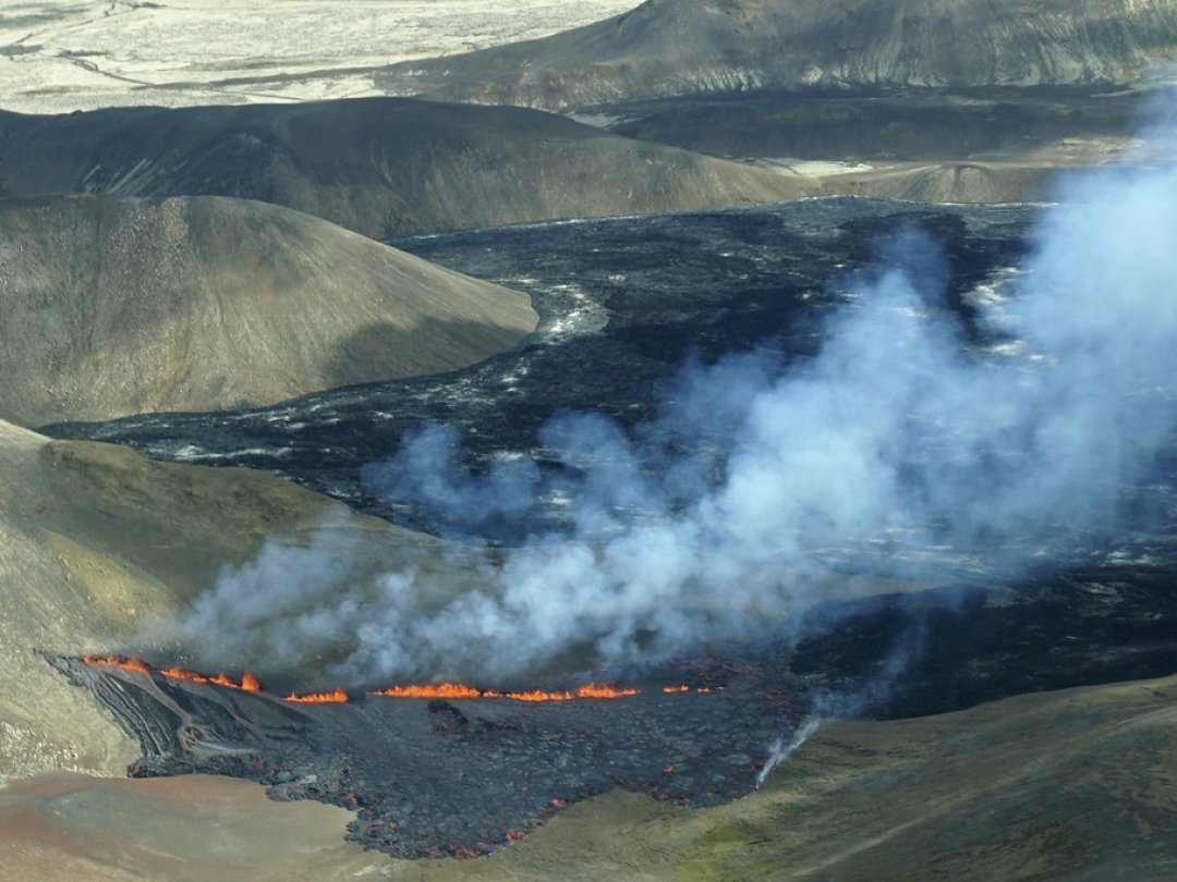 Le volcan Fagradalsfjall, photographié ce mercredi, se situe à 32 km au sud-ouest de Reykjavik et près de l'aéroport international de Keflavik.