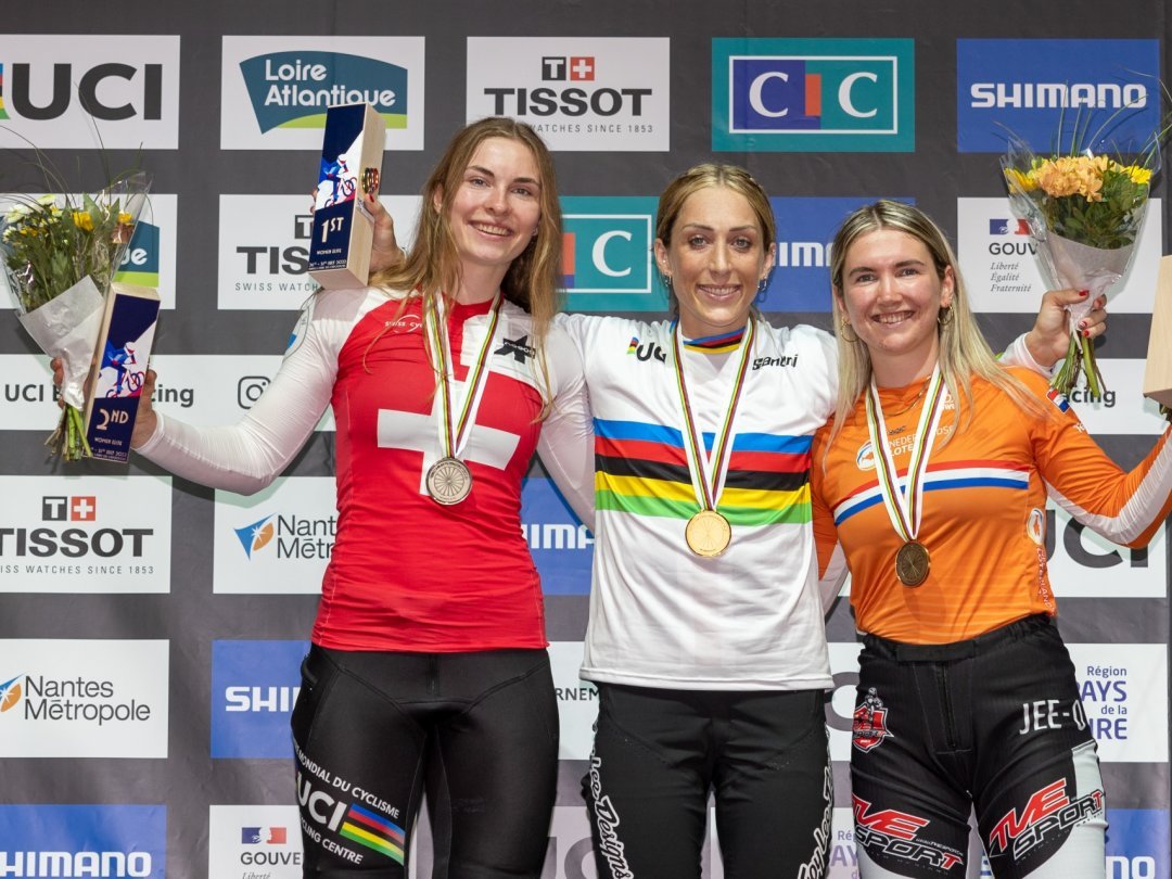 Sacrée vice-championne du monde, Zoé Claessens (à g. au côté de l'Américaine Felicia Stancil) et de la Néerlandaise Merel Smulders) n'a manqué le maillot arc-en-ciel que pour un centième de seconde.