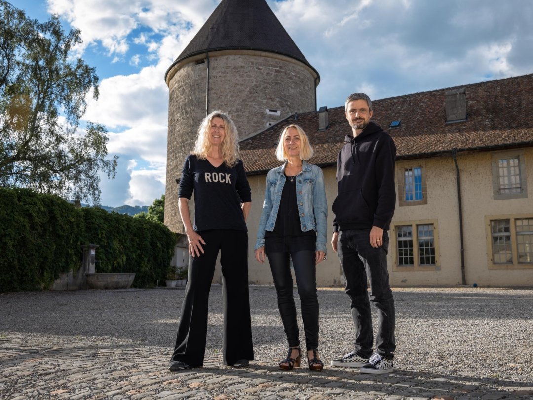 Shirley Etaix, Nicole Schoch et Patrick Gehri (de g. à dr.), de l’Association Perle open air, dans la cour du château où aura lieu en partie le festival.