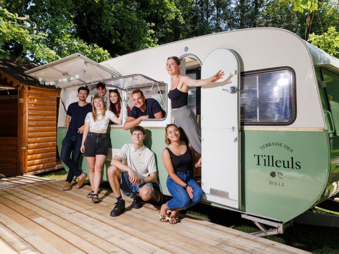 Toute l'équipe de la Terrasse des Tilleuls vous convie dans sa caravane au bord de l'eau, cet été.
