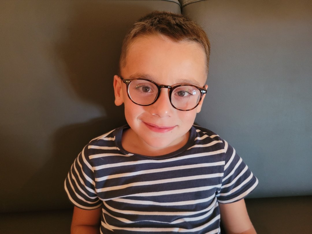 Atteint d'une myopie sévère diagnostiquée à l'âge de 2 ans, Giacomo Fierro doit porter ses lunettes du réveil au coucher.