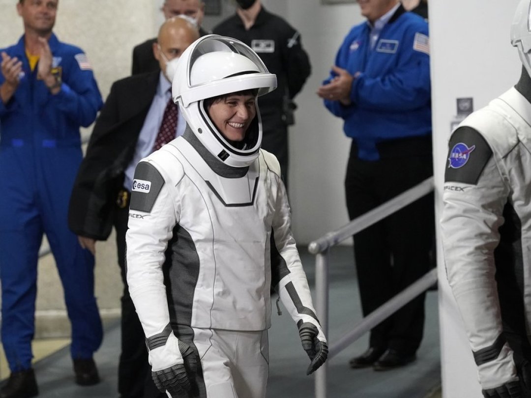 Samantha Cristoforetti, ingénieure et pilote de chasse, ici à Cap Canaveral, en Floride, au moment de partir pour l'ISS le 27 avril dernier.