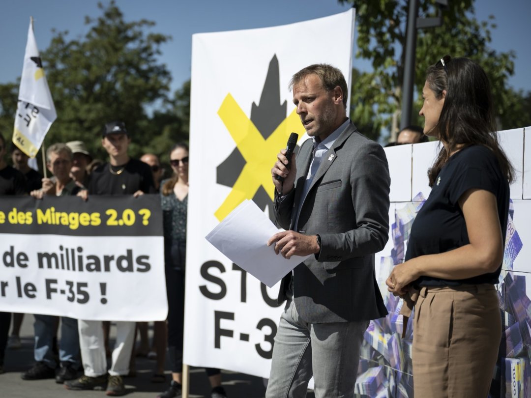 Les conseillers nationaux écologistes Fabien Fivaz (NE) et Marionna Schlatter (ZH) devant la Chancellerie fédérale lors du dépôt des plus de 100 000 signatures nécessaires, le 16 août dernier à Berne.