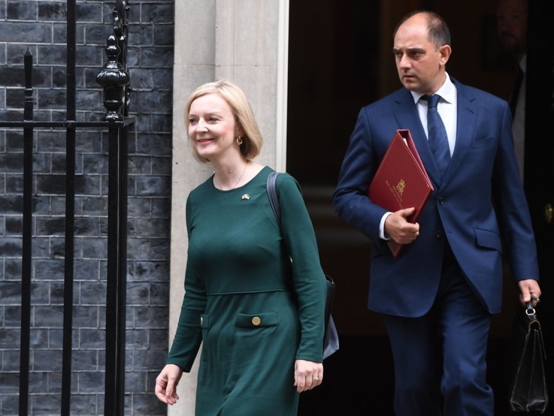 Liz Truss a quitté jeudi matin sa résidence du 10 Downing Street, à Londres, pour présenter au Parlement son plan de lutte contre l'envolée des prix de l'énergie.