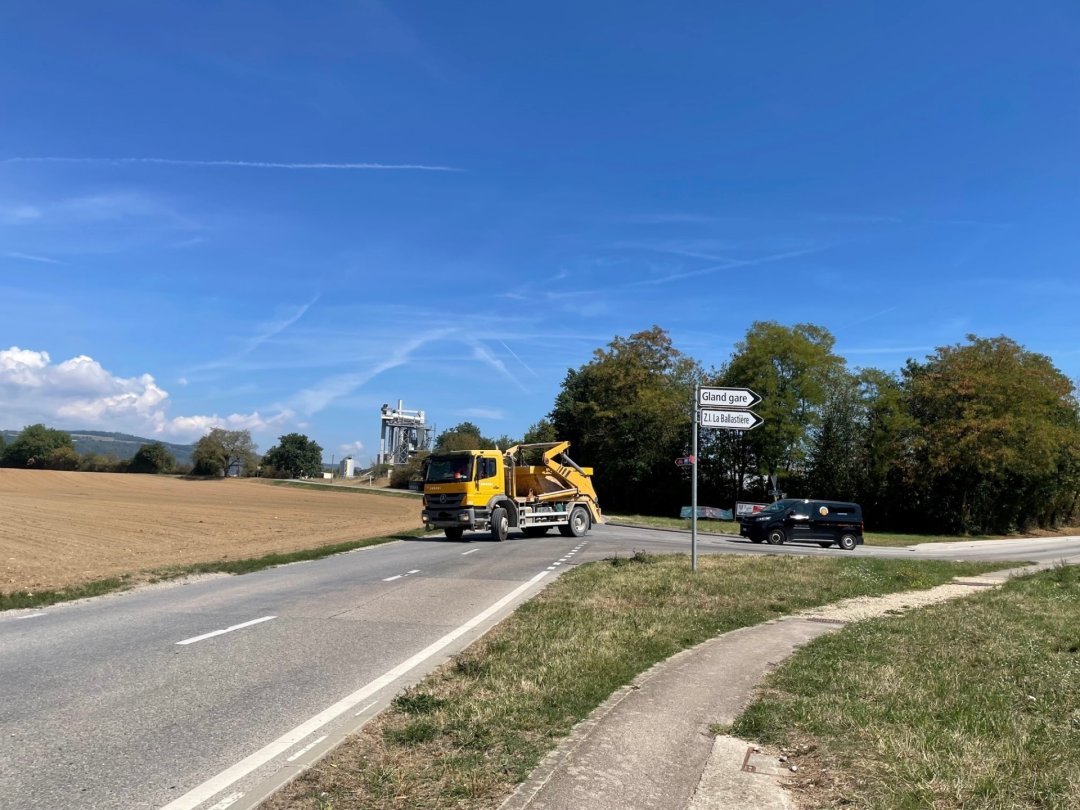 Ce carrefour entre la route de Nyon, la rue de l'Etraz et Pont Farbel deviendra un giratoire.