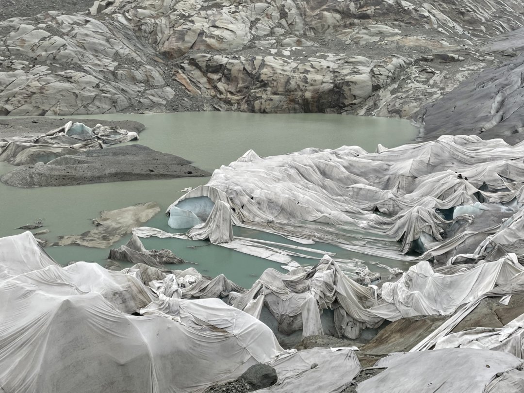 Sur le glacier du Rhône, les textiles censés protéger la glace finissent par se déchirer et dériver.