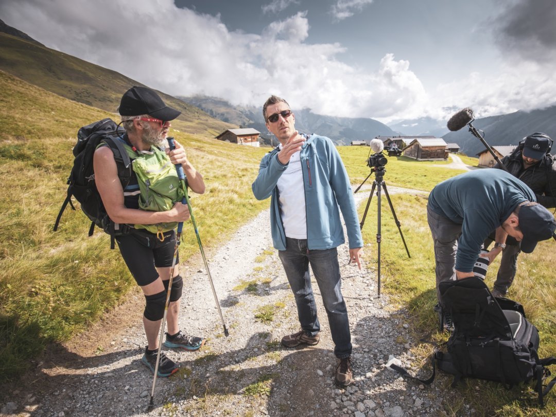 Yves Auberson (au centre) s'est totalement livré au cours de son périple à pied à travers les Alpes aux cinéastes Stephan Rytz (à g.) et Loïc Oswald.