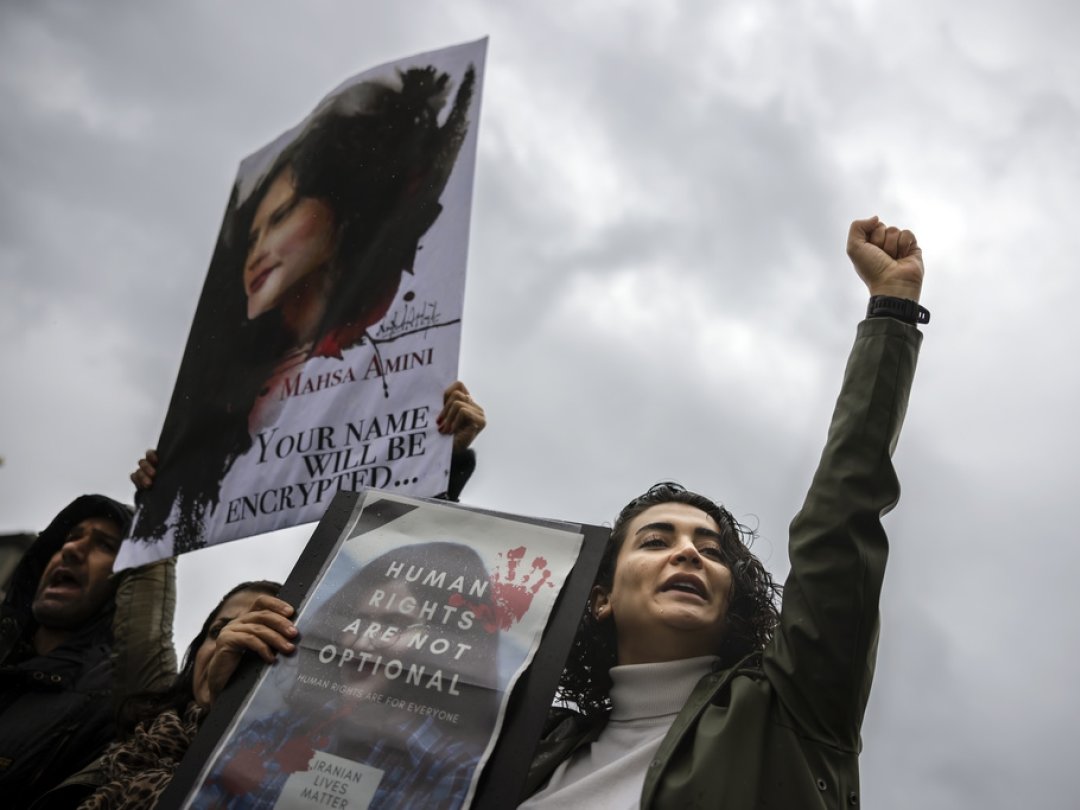 Des femmes tiennent des pancartes portant une photo de Mahsa Amini et l’inscription «Les droits de l’homme ne sont pas facultatifs» lors d’une manifestation à Zurich.