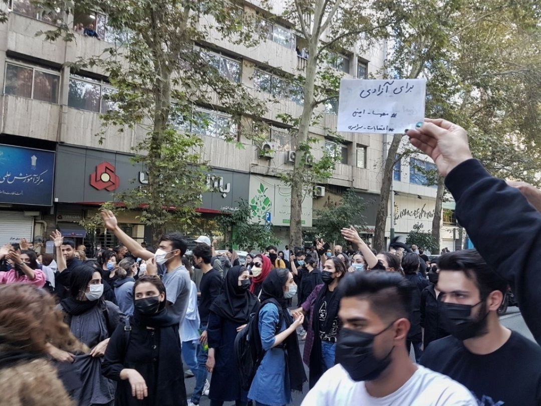 Malgré la répression policière, les manifestations ne faiblissent pas en Iran, comme ici à Téhéran le samedi 1er octobre.