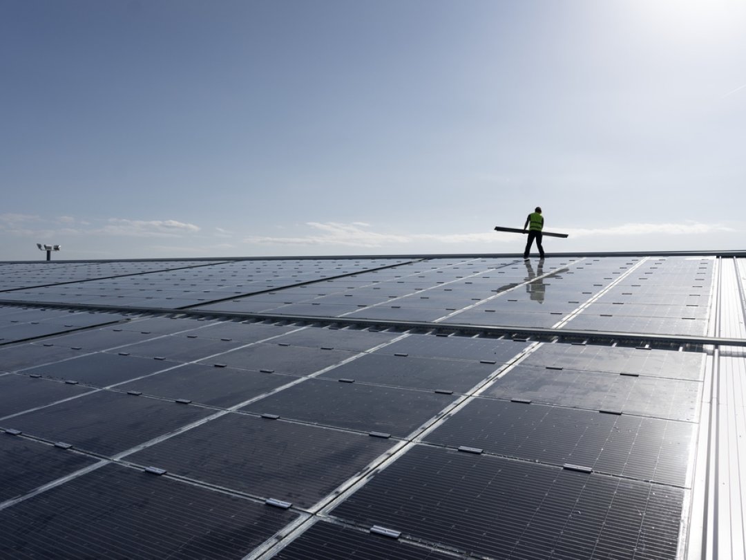 La Confédération veut faire sa part pour produire plus d'énergie solaire en équipant ses bâtiments de panneaux photovoltaïques, comme ceux posés ici à Wallisellen (ZH) au début du mois d'octobre.