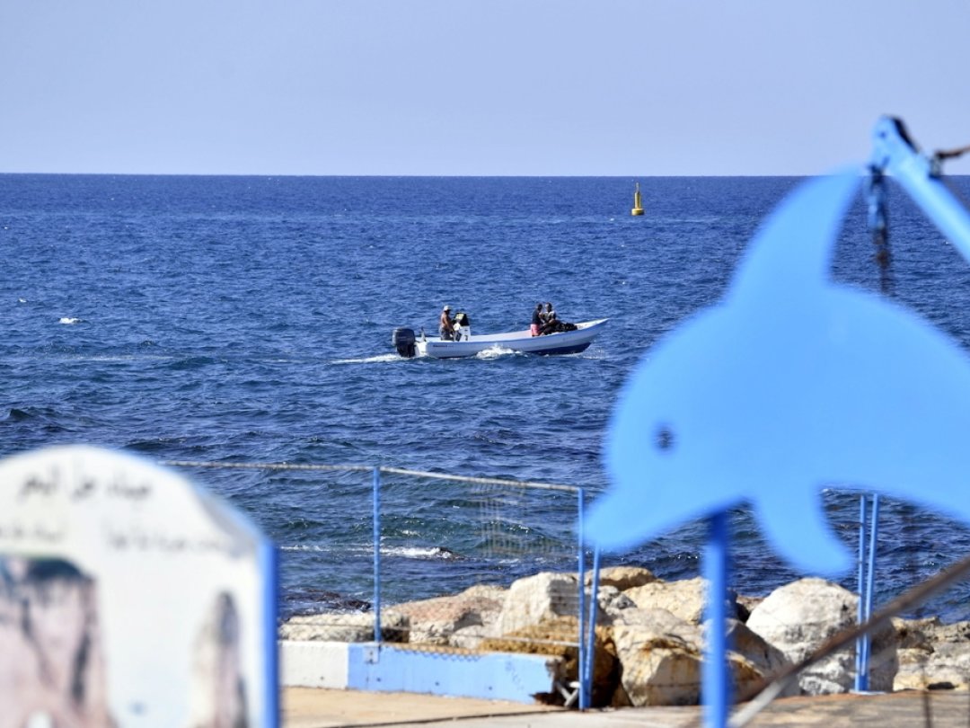 Un bateau passe près de la corniche Al Manara, à Beyrouth. L'accord entre le Liban et Israël doit permettre de régler les dissensions au sujet de l'exploitation de gisements gaziers en Méditerranée orientale.