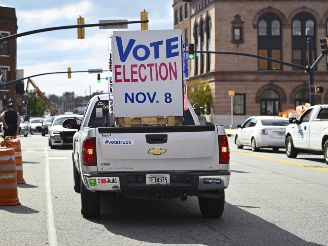 Un pick-up parcourt la ville de Macon, dans l'Etat de Géorgie, le 7 novembre, pour inciter la population à aller voter.