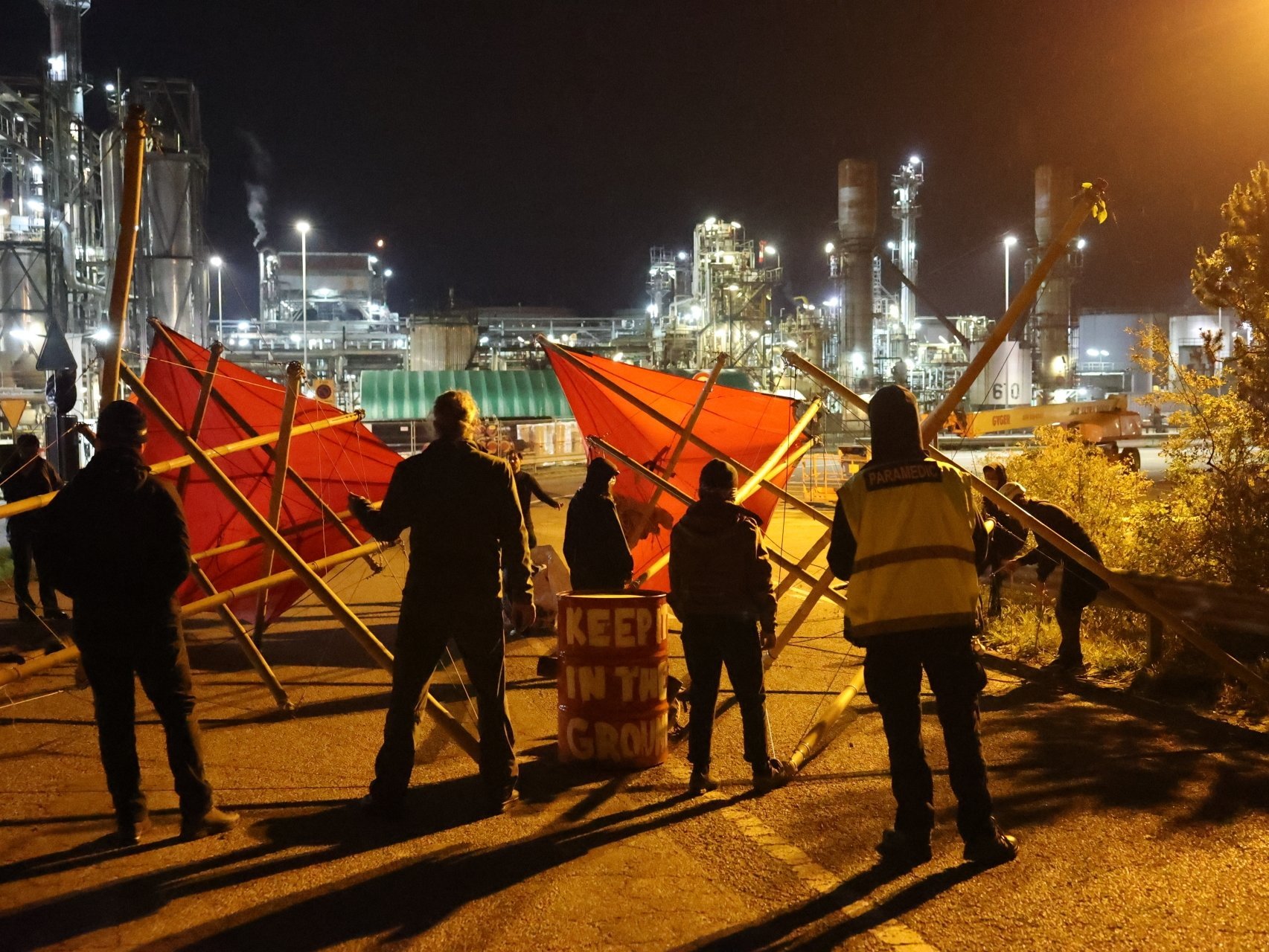 Les activistes en train de monter leur structure. La photo a été prise par un professionnel de l'image qu'ils avaient contacté au préalable.