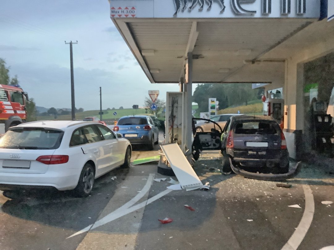 Une bouteille de gaz non conforme a explosé jeudi dans une station-service de Yens provoquant de nombreux dégâts.