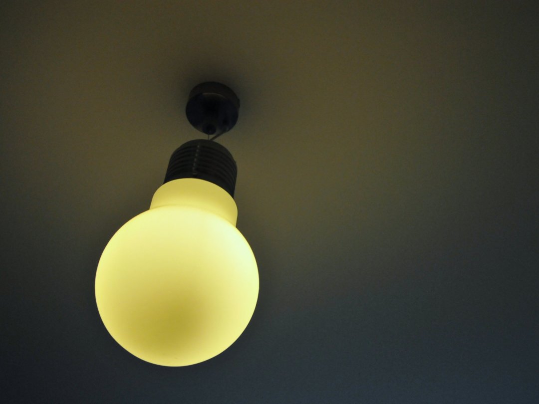 Changer les ampoules pour certaines à faible consommation peut être une mesure d'économie d'énergie.
