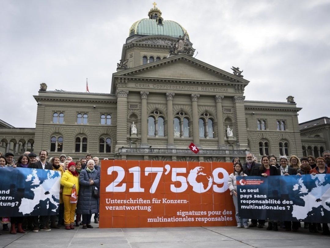 La pétition munie de 217'509 signatures a été déposée ce jeudi auprès de la Chancellerie fédérale à Berne.