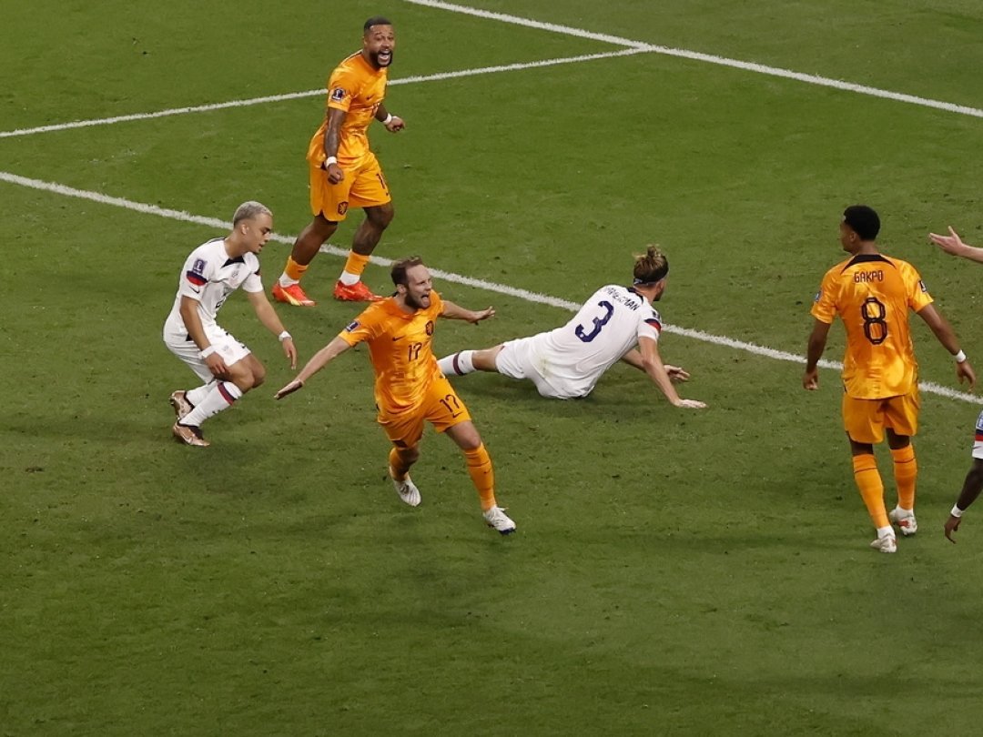 Daley Blind des Pays-Bas célèbre le deuxième but pendant les huitièmes de finale entre les Pays-Bas et les États-Unis.