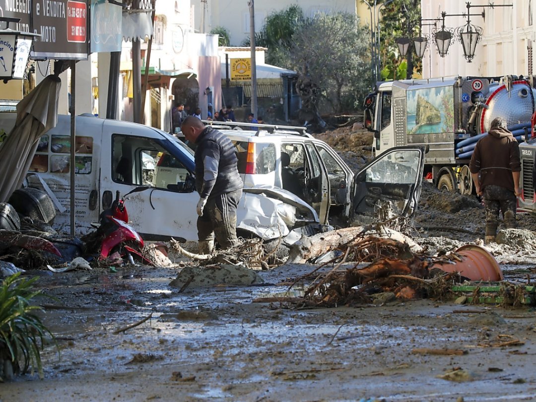 Cinq personnes restent portées disparues après le glissement de terrain à Ischia.