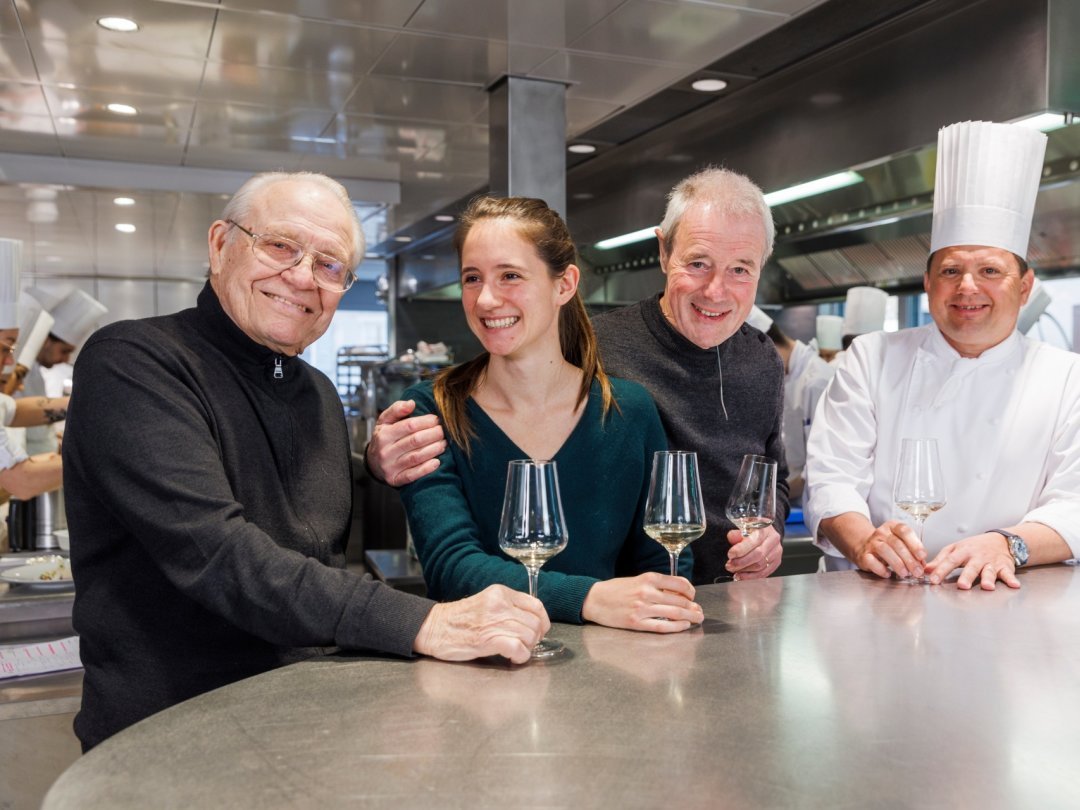 Frédy Girardet, Laura Paccot, Raymond Paccot et Franck Giovannini réunis dans les cuisines de l'Hôtel de Ville, à Crissier.