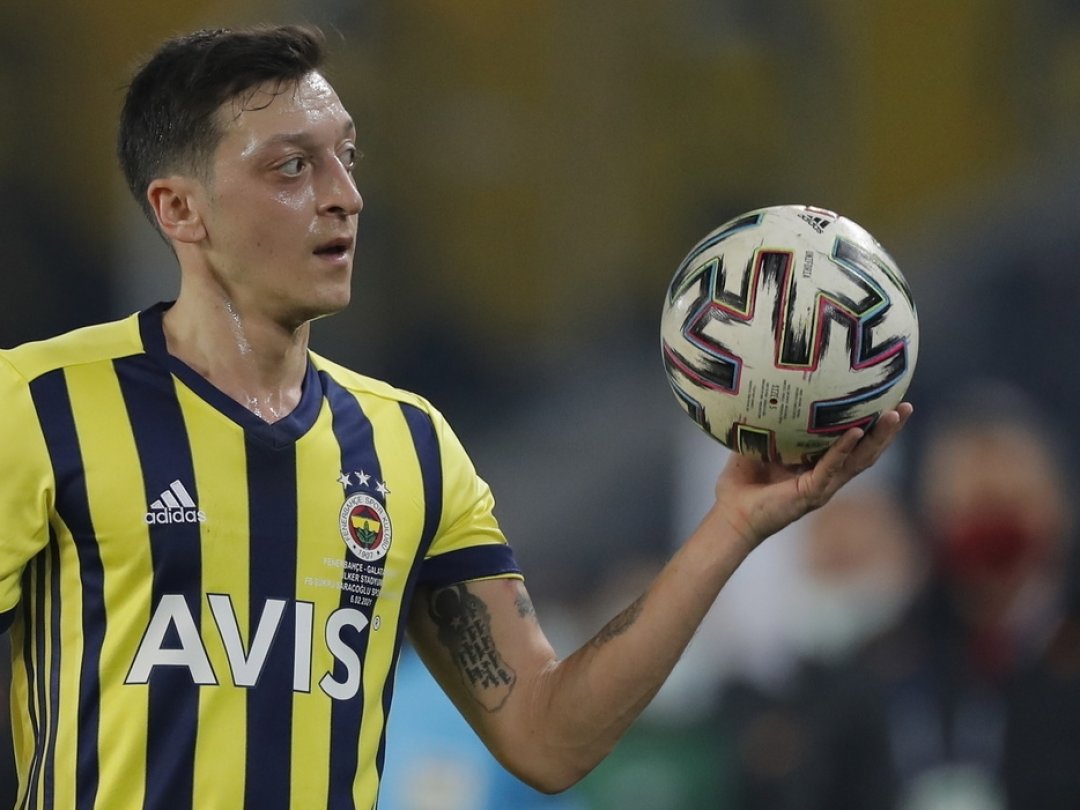Mesut Özil a évolué sous le maillot de Fenerbahçe entre 2021 et 2022.