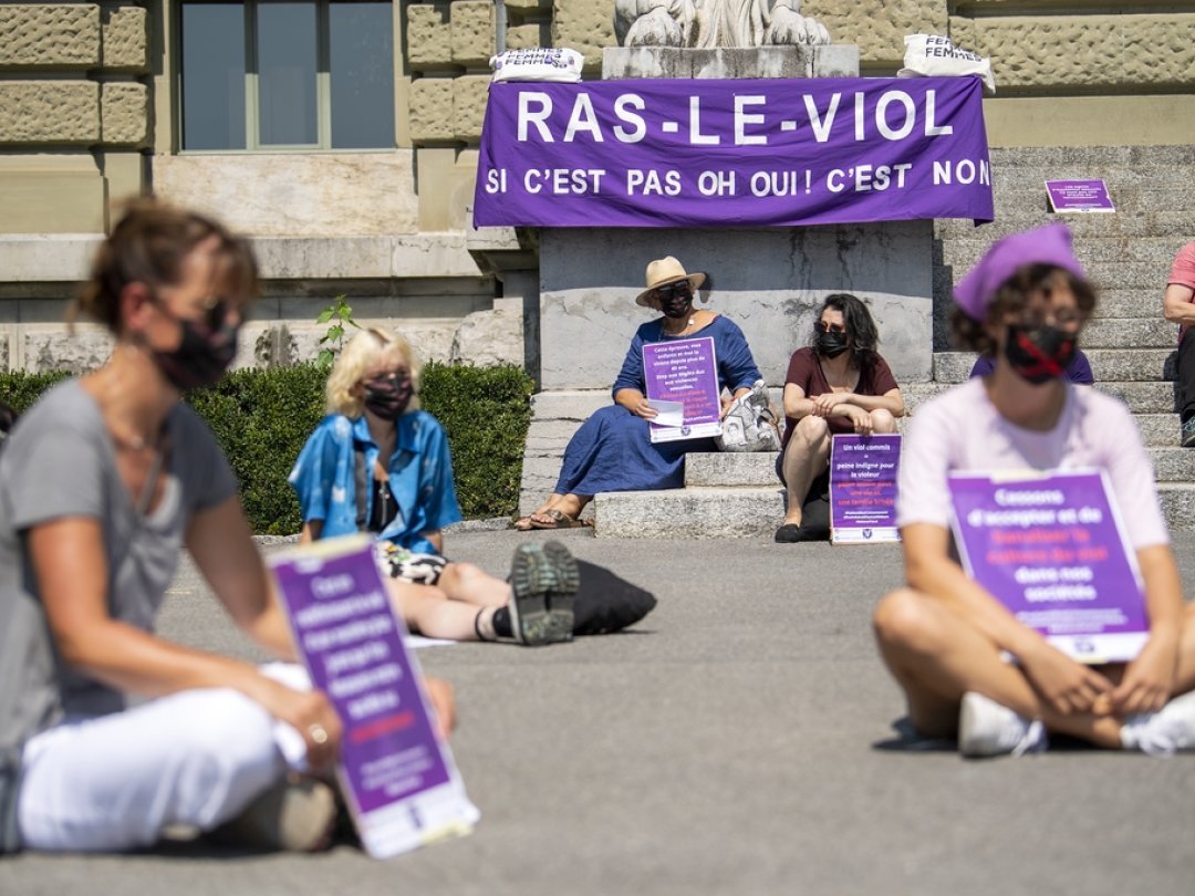 Diverses manifestations ont eu lieu ces dernières années en Suisse pour appeler à ce que le consentement des victimes d'agressions sexuelles soit davantage pris en compte dans les décisions de justice. Ici, le 21 août 2021, à Lausanne.