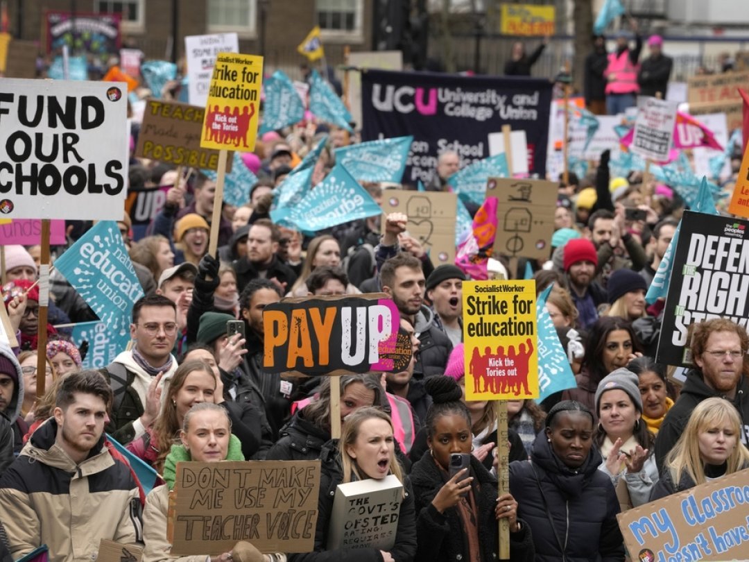 Pour la première fois en plusieurs mois de mouvements sociaux, les enseignants ont rejoint les grévistes dans les rues de Londres.
