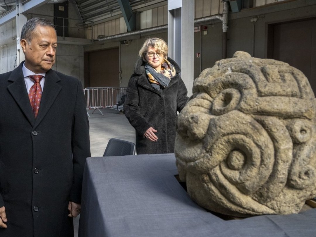 La directrice de l'OFC Carine Bachmann a remis la sculpture à l'ambassadeur Luis Alberto Castro Joo ce mercredi à la douane autoroutière de Bâle/Weil am Rhein.