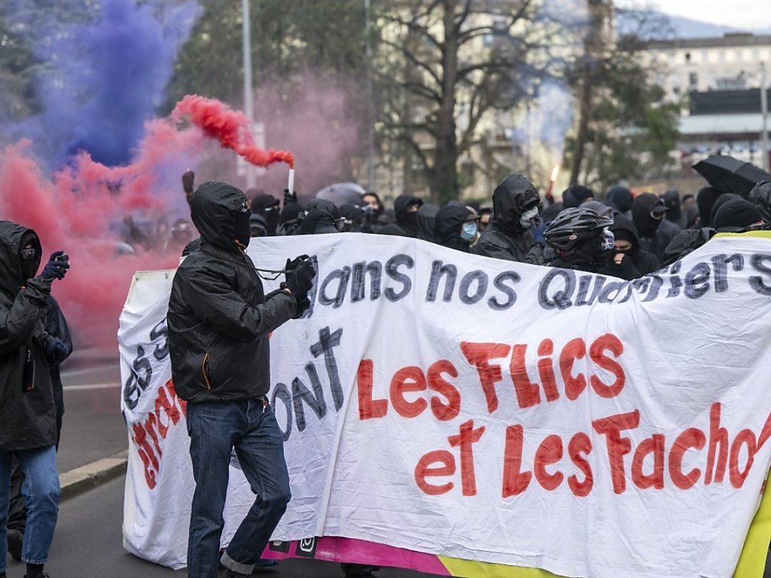 Une trentaine de manifestants encagoulés manifestant une attitude hostile envers les forces de l'ordre se tenaient en tête du cortège.