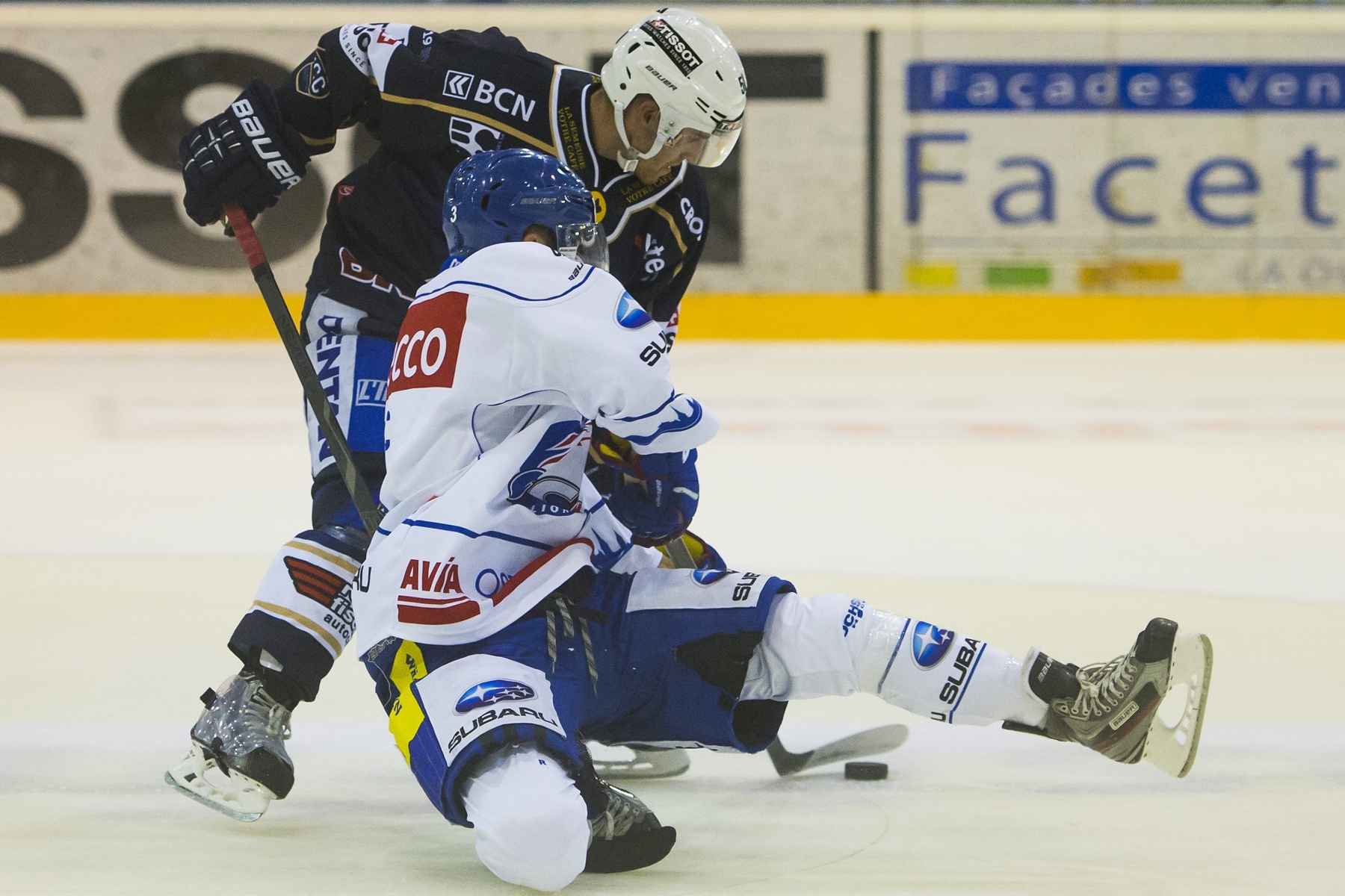 Le joueur neuchâtelois, Arnaud Jaquet lutte pour le puck avec Roman Faic.