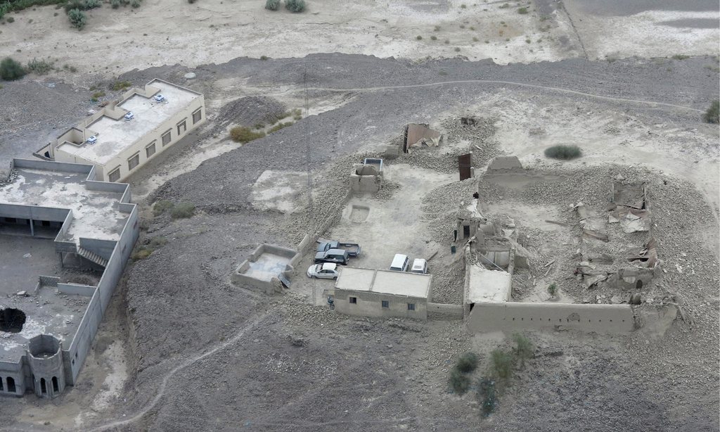 epa03887132 A picture made available on 28 September 2013 shows an aerial view of an area hit by the 7.7 magnitude earthquake in Awaran, Balochistan province, Pakistan, 27 September 2013. UN chief Ban Ki-moon on 26 September expressed his condolences and offered UN assistance to Pakistan as separatist threats and difficult access hindered rescue operations in the country's quake-hit southern villages. Rescuers, including over 1,200 military and paramilitary troops, restricted their movements after rebels fired rockets at helicopters and a team of medics was attacked in Awaran district, Balochistan province. The death toll from the 7.7-magnitude quake on 24 September had climbed to 370, and more than 800 people were injured, said Jan Muhammed Buledi, spokesman for the provincial government.  EPA/FAYYAZ AHMED