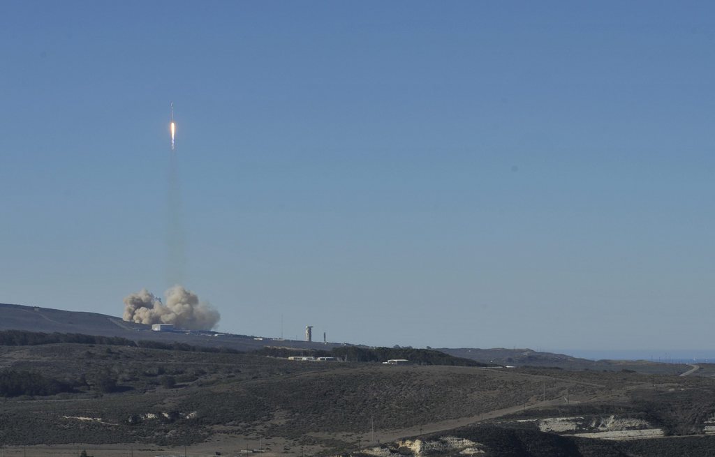 La fusée SpaceX a décollé dimanche vers midi.