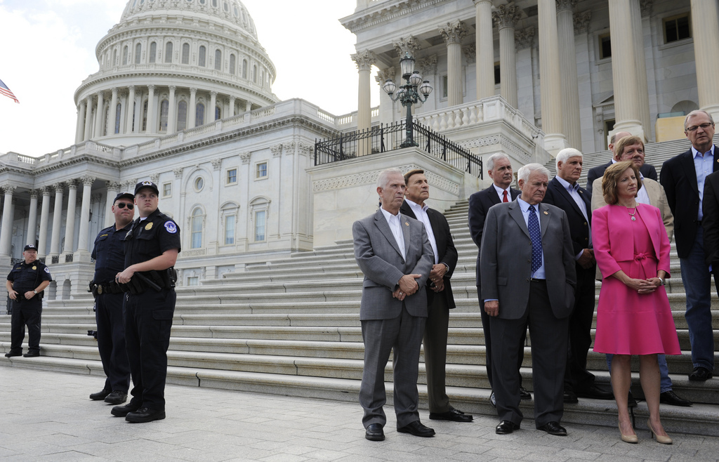 La situation est tendue devant les chambres du Congrès à Washington.