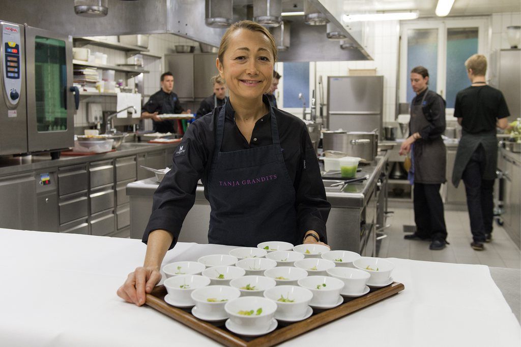 Koechin Tanja Grandits laechelt in ihrer Kueche im Restaurant Stucki auf dem Bruderholz in Basel am Montag, 7. Oktober 2013. Tanja Grandits wurde mit 18 Punkten vom GaultMillau zum "Koch des Jahres" ausgezeichnet. (KEYSTONE/Georgios Kefalas)