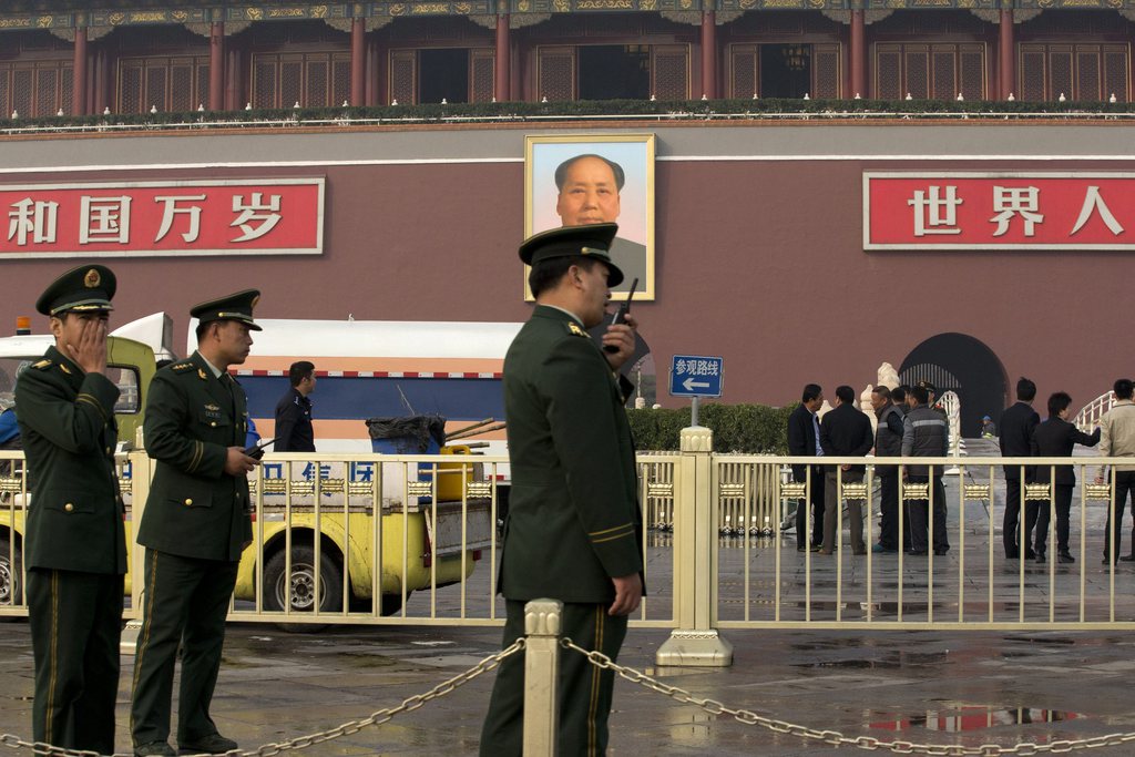 Sans utiliser le mot d'"attentat" et sans relier explicitement les faits de Tiananmen à ses investigations en cours, la police a affirmé dans son message: "Une affaire majeure s'est produite lundi".
