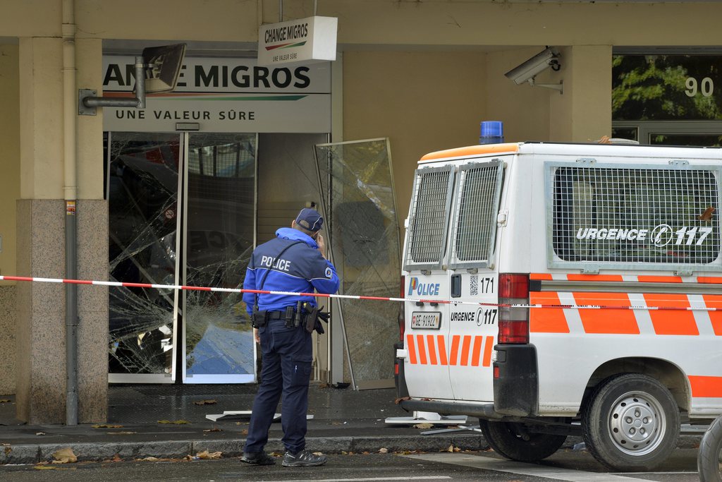 Un policier en faction devant le bureau de change Migros ou a eu lieu une tentative de braquage.
