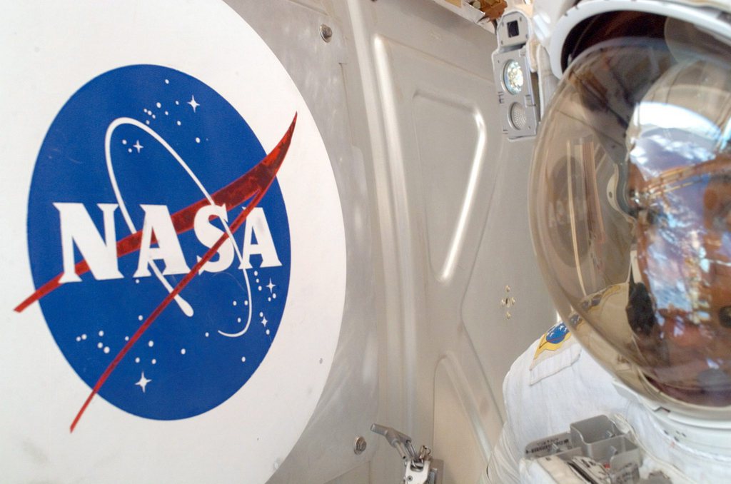 La décision initiale de la NASA avait conduit des astronomes américains de premier plan à annoncer qu'ils boycotteraient le colloque en signe de protestation.