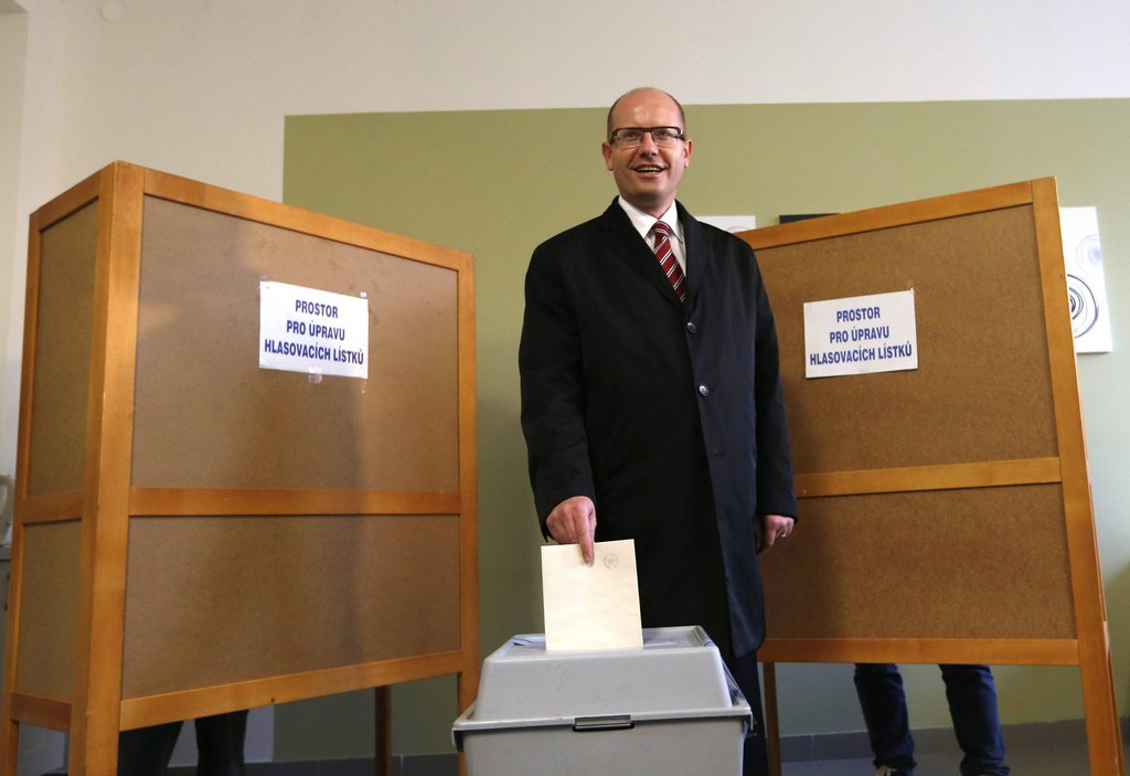 Les Tchèques continuaient à voter samedi, au second jour des élections législatives anticipées qui devraient se solder par une victoire des sociaux-démocrates (CSSD) dirigés par Bohuslav Sobotka.