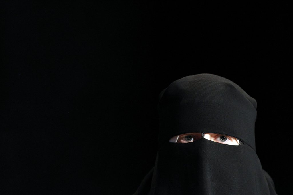 Le parti socialiste propose de punir ceux qui imposent le port de la burqa aux femmes. 