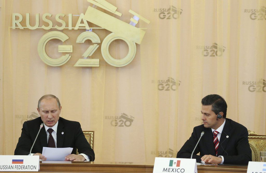 Vladimir Poutine (g) lors d'un tour de table du G20 à Saint-Pétersbourg. 