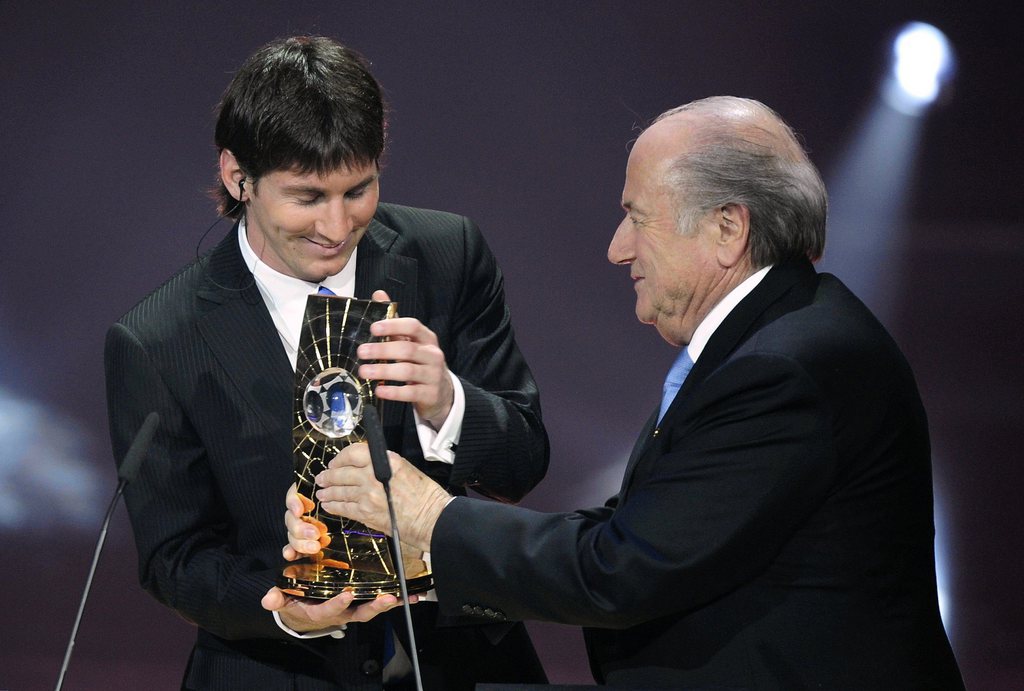 De cette blague qui a viré à l'incident diplomatique, on retiendra que Sepp Blatter préfère Messi à Ronaldo. Il lui avait d'ailleurs remis le trophée de meilleur footballeur de l'année en 2009, puis trois ballons d'or en 2010, 2011 et 2012. 