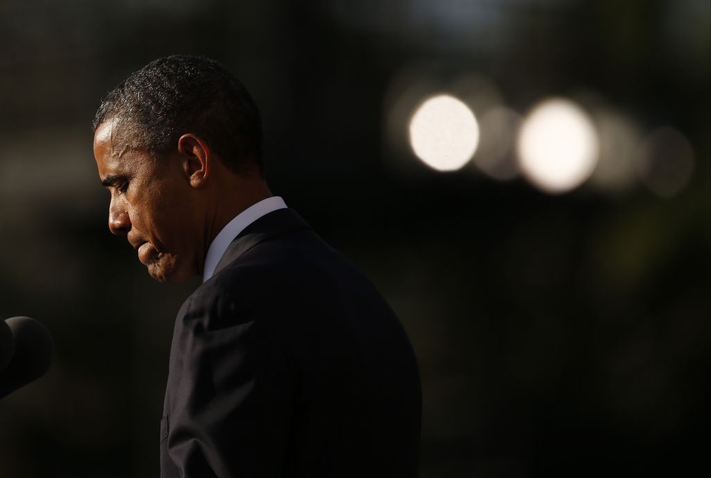 Le président américain Barack Obama ému lors de la cérémonie d'hommage aux victimes de la fusillade qui a fait 12 morts dans un bâtiment de la marine. 