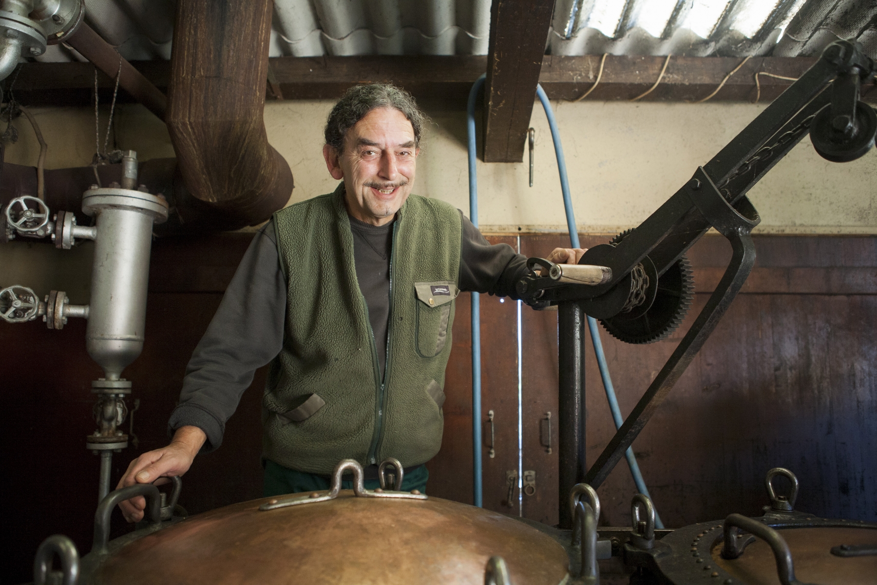 Alex Paccot de la société de distillerie "Au Coeur de la Chauffe". 
