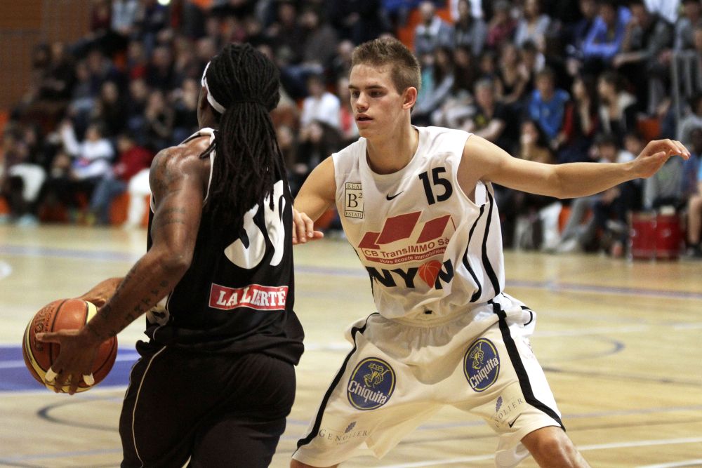 Nyon, Rocher, Samedi 10 Novembre 2012.
#30 Reid Arizona et #15 Vallotton Loris.
Basketball, BBC Nyon vs Fribourg.(Samuel Fromhold/La Côte)