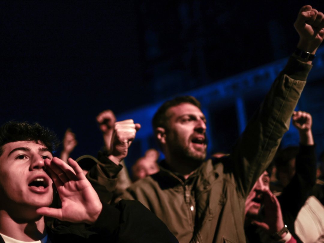 Des partisans de Kemal Kilicdaroglu, président général du Parti républicain du peuple, le 14 mai à Ankara. Le taux de participation s'est monté à 88%.